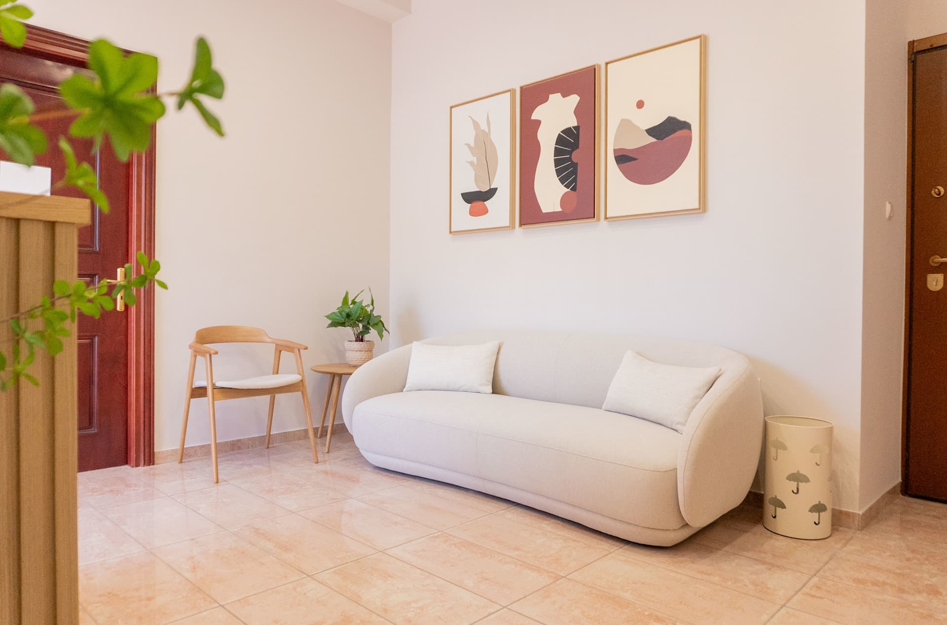 Χώρος αναμονής με καναπέ και έργα τέχνης στον τοίχο από πίσω.